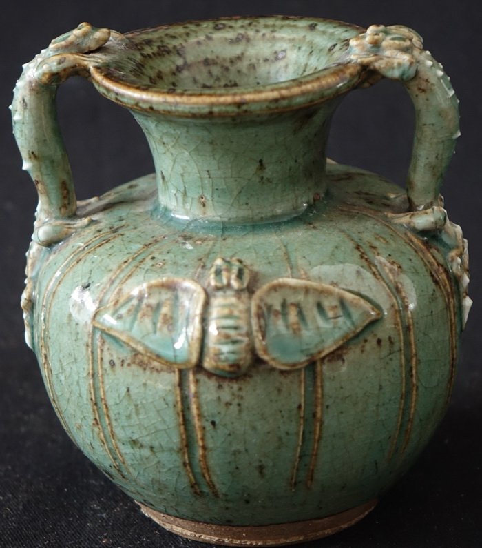 Qing Dynasty Ceramic Vase Salamander Bat Decoration